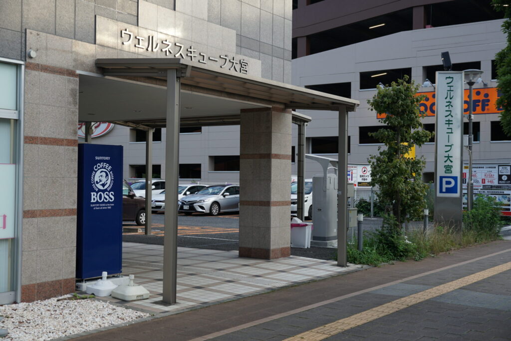noixの施設の外観。埼玉県さいたま市北区にある多目的複合施設「ウェルネスキューブ大宮のエントランス